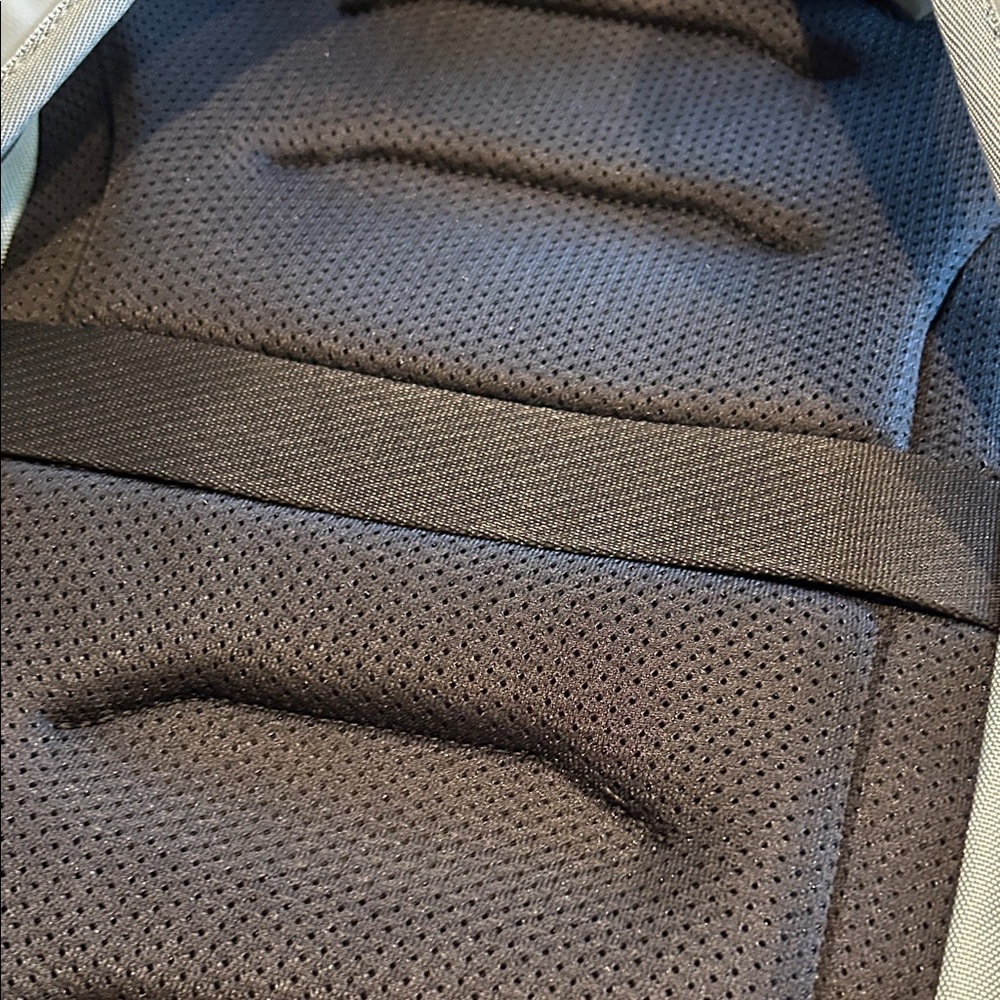Thule like new Backpack - image 11
